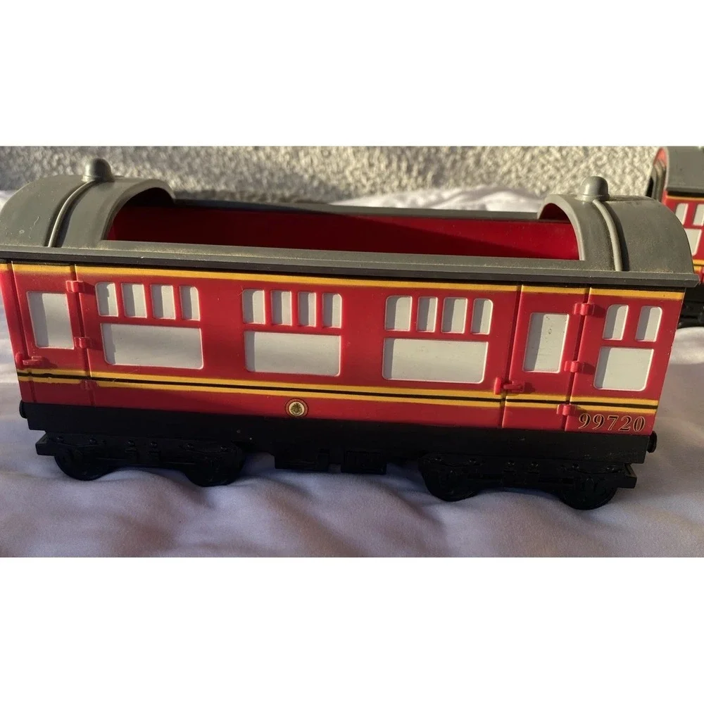 Hogwarts Castle 5972 Locomotive & 2 Passenger Trains NO Coal Tender READ
